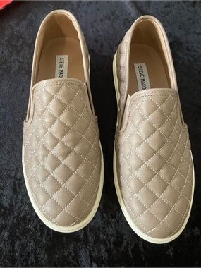Steve Madden Ecentrcq Women’s 9.5 Quilted Slip-On Sneakers Taupe Diamond Stitch
